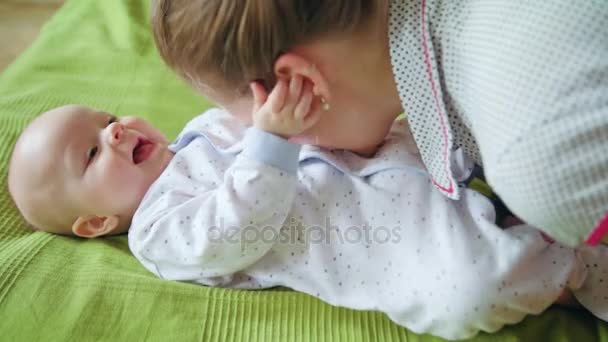 Mère jouant avec son bébé couché au lit — Video