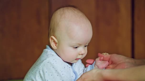 Baby sitter som stöds av mamman — Stockvideo