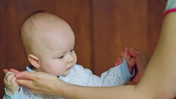 Το μωρό κάθεται που υποστηρίζονται από τη μητέρα της — Αρχείο Βίντεο