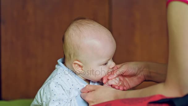 Bebê sentado sendo apoiado por sua mãe — Vídeo de Stock