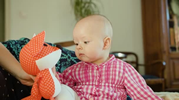 Baby zitten en spelen met speelgoed — Stockvideo