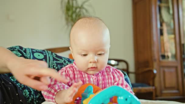 Babysitten und Spielen mit einem Spielzeug — Stockvideo
