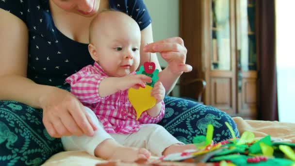 Ребенок и мать и игра с игрушкой — стоковое видео