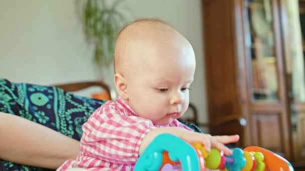 Baby Sitting e giocare con un giocattolo — Video Stock