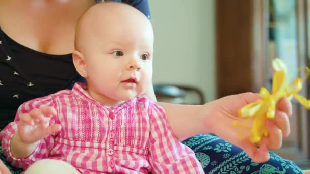 Baby och mamma och leker med en leksak — Stockvideo