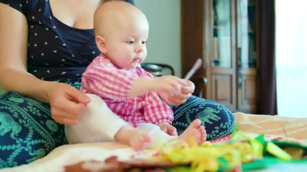 Bebê e mãe e brincando com um brinquedo — Vídeo de Stock