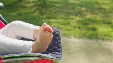 Anne bebek ayağa çorap koymak