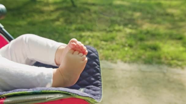 Mère mettre des chaussettes sur les pieds des bébés — Video