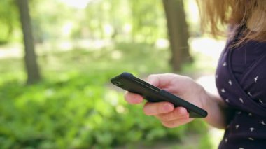 Parkta bir telefon kullanan kadın