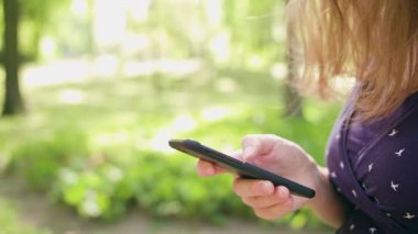 Parkta bir telefon kullanan kadın