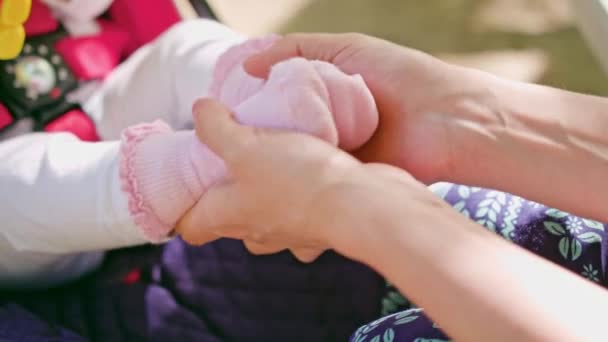 Мать, играющая ногами младенцев — стоковое видео