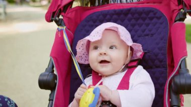 Bebek arabasındaki bebek parkta oturan