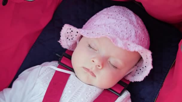 ベビーカーで眠っている赤ちゃん — ストック動画