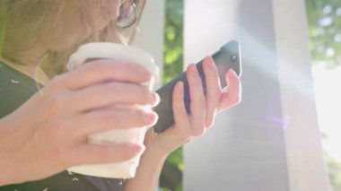 Parkta bir telefon kullanan kadın