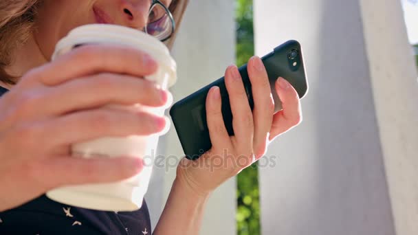 Žena s použitím telefonu v parku — Stock video