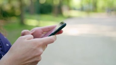 Parkta bir telefon kullanan kadın