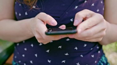 Parkta bir telefon kullanan kadın