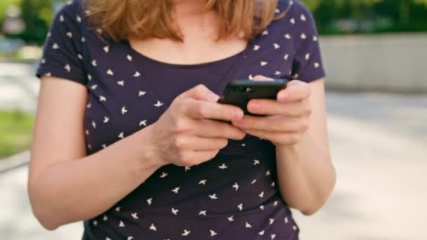 Mujer usando un teléfono en el parque — Vídeo de stock