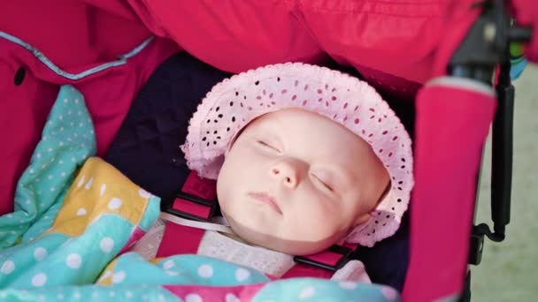Babys spí v kočárku — Stock video
