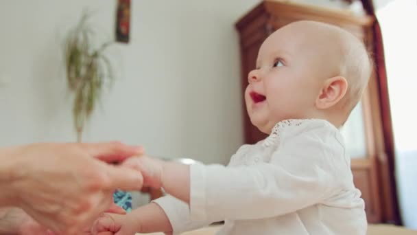 Baby Sitting wordt gesteund door haar moeder — Stockvideo