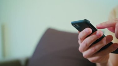 bir cep telefonu kullanan adam