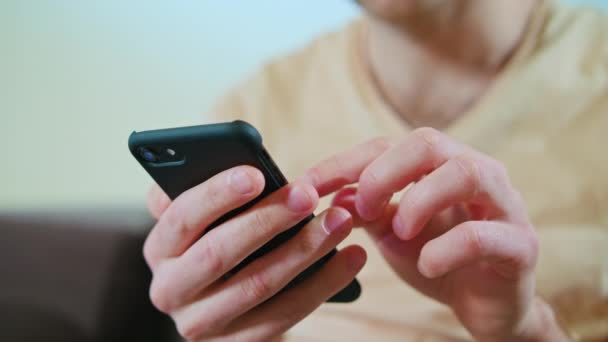 Een man met behulp van een mobiele telefoon — Stockvideo