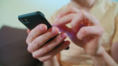 bir cep telefonu kullanan adam