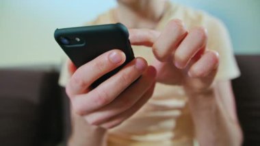 bir cep telefonu kullanan adam