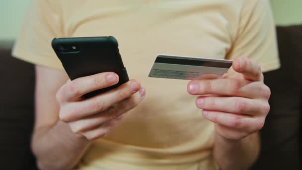 Vásárlás egy hitelkártya és Smartphone ember — Stock videók