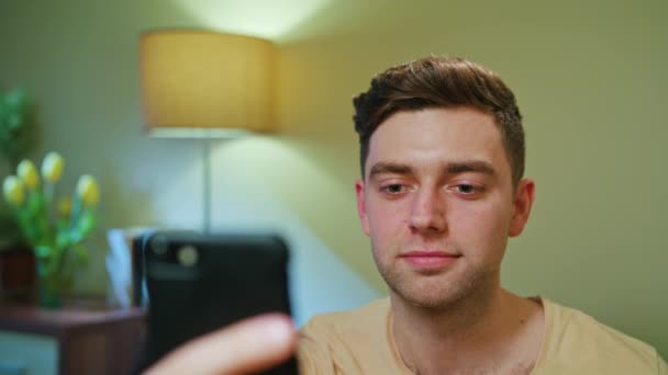 Розчарований чоловік п'є і використовує мобільний телефон — стокове відео
