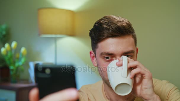 Angre Hombre Beber y Usar Teléfono Celular — Vídeos de Stock