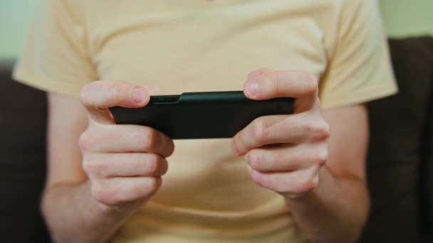 Man in Home Play Game di Smartphone — Stok Video