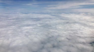 Bir uçaktan mavi gökyüzü görünümü