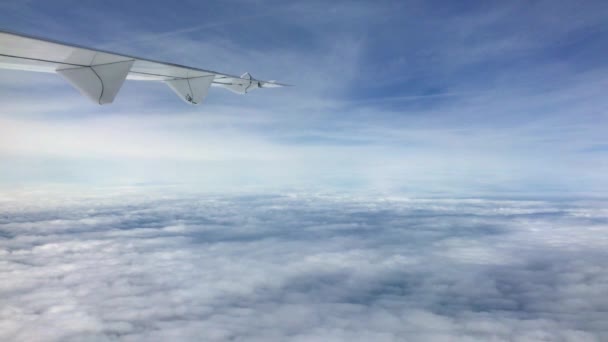 Αεροσκαφών πτέρυγα και μια άποψη της μπλε του ουρανού από ένα αεροπλάνο — Αρχείο Βίντεο