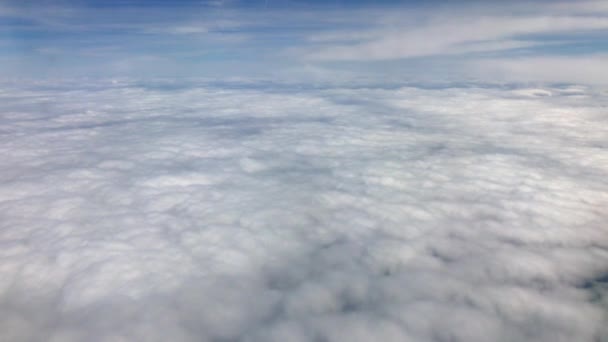 Blauwe hemel bekijken vanuit een vliegtuig — Stockvideo