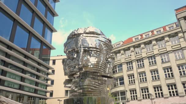 Statyn Metalmorphosis av David Cerny — Stockvideo