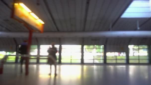Bir metro istasyonunda gelen tren — Stok video