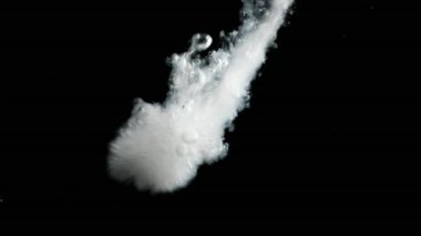 Beyaz sıvı içine su - siyah arka plan