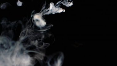 Beyaz sıvı içine su - siyah arka plan