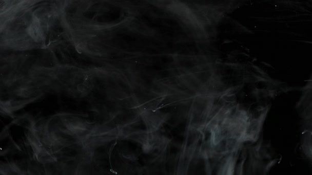 Weiße Flüssigkeit, die sich in Wasser auflöst - schwarzer Hintergrund ...