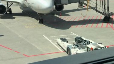 Havaalanında bir uçak jet motoru Bakımı