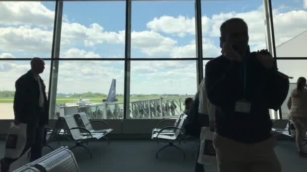 Einsteigen in ein Flugzeug am Flughafen. — Stockvideo