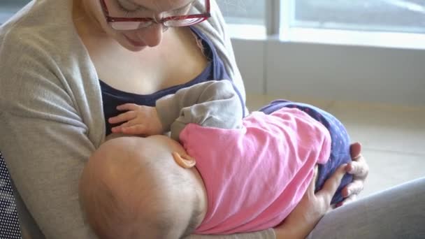 Egy nő a szoptatás a gyermek, a repülőtéren — Stock videók