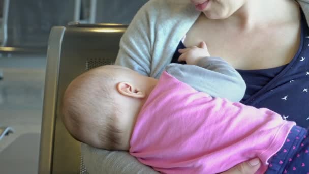 Une femme allaite son enfant à l'aéroport — Video