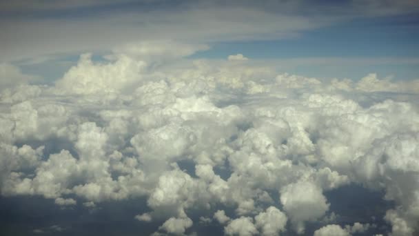 Blå himmel och moln se från ett flygplan — Stockvideo