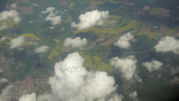 Nubes y Tierra. Vista desde una ventana plana — Vídeos de Stock