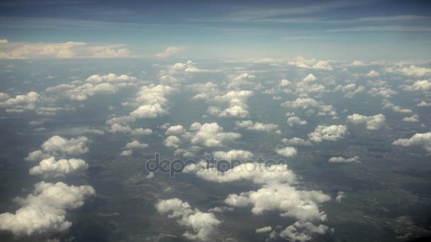 Wolken en aarde. Uitzicht vanuit het raam van een vliegtuig — Stockvideo