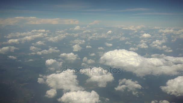 Felhők és a föld. Kilátás a repülőgép ablakból — Stock videók