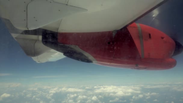 Ala de avión y vista al cielo azul desde un avión — Vídeos de Stock