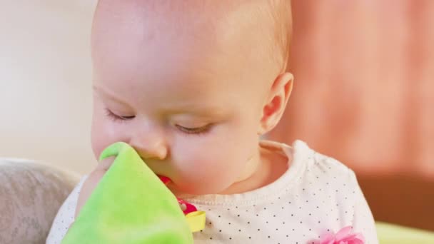 Bebê sentado e brincando com um brinquedo — Vídeo de Stock